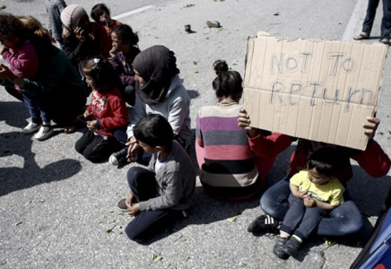 refugiados se manifiestan en Idomeni, frontera Grecia y Macedonia, para reclamar la apertura de fronteras