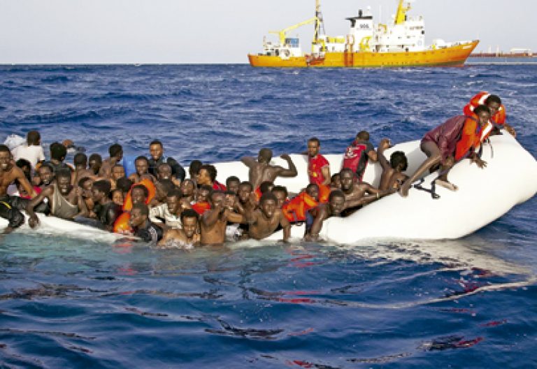 migrantes supervivientes en el naufragio de varias barcazas en el Mediterráneo 18 abril 2016