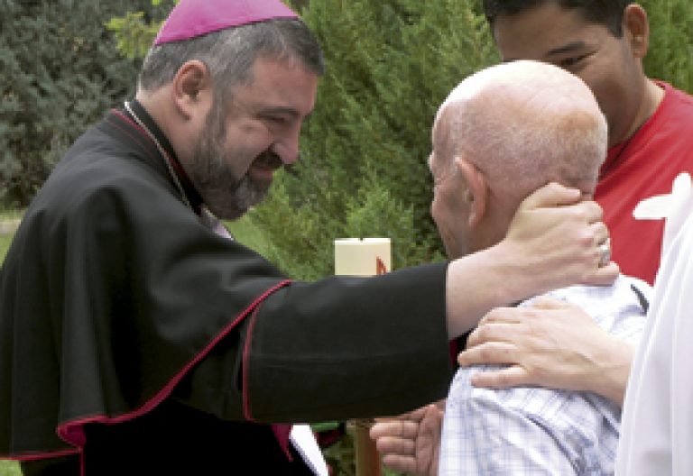 Carlos Manuel Escribano, obispo de Teruel y Albarracín y nuevo pastor de Calahorra y La Calzada-Logroño, saluda a una persona