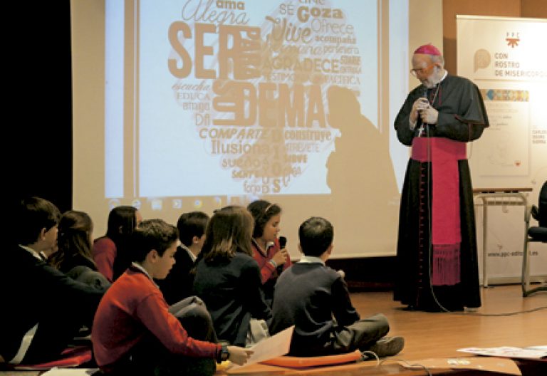 Carlos Osoro, arzobispo de Madrid, en un encuentro con niños de la Fundación Educación y Evangelio para presentar su libro Con rostro de misericordia PPC 27 abril 2016