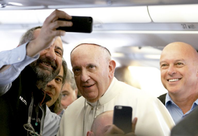 papa Francisco se hace un selfie con periodistas