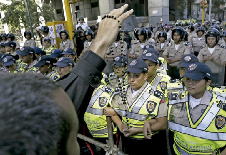 policía de Venezuela vigilando una manifestación de protesta contra el presidente Nicolás Maduro