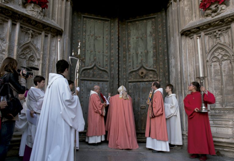 Francesc Pardo, obispo de Girona, durante la apertura de la Puerta Santa en el Año Jubilar de la Misericordia diciembre 2015