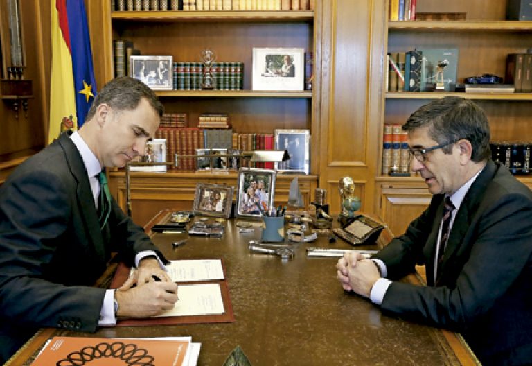 rey Felipe VI con Patxi López firma decreto de disolución de las Cortes y convocatoria de nuevas elecciones 3 mayo 2016