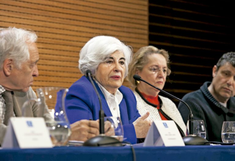 miembros de la Comisión de Memoria Histórica puesta en marcha por Manuela Carmena en Madrid; en el centro, la presidenta, Paca Sauquillo; a la derecha, el sacerdote Santos Urías