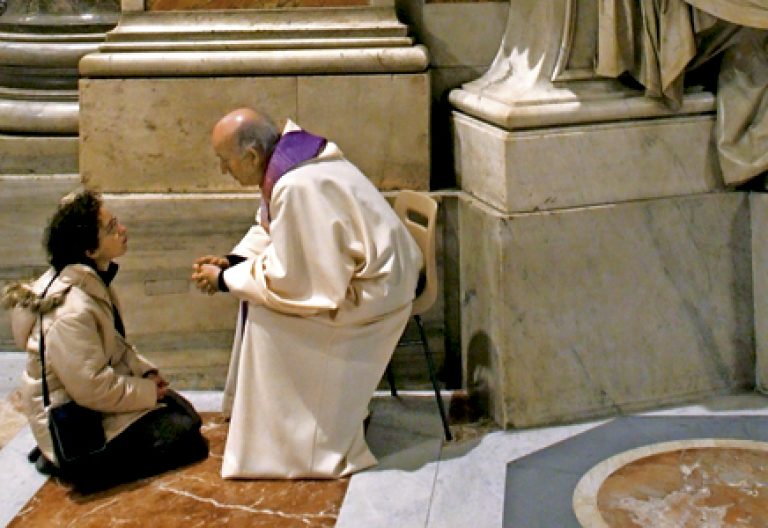 sacerdote sentado en un banco confesando a una mujer de rodillas en el suelo en el Vaticano
