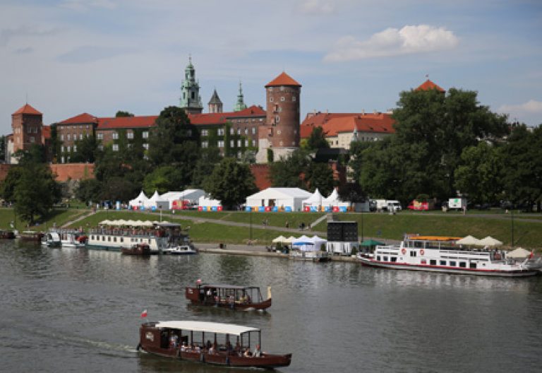 vista del castillo y fortaleza de Wawel, desde el río Vístula