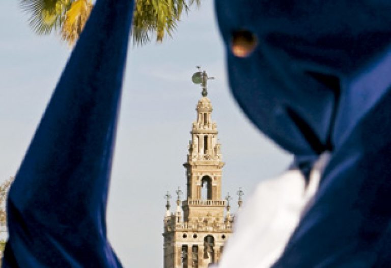 dos cofrades de hermandades en Sevilla, cerca de la Giralda