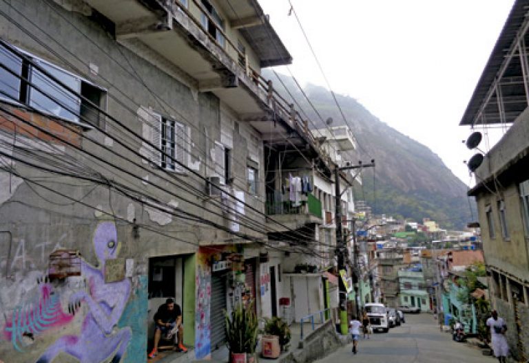 vista de una favela o barrio pobre en Brasil
