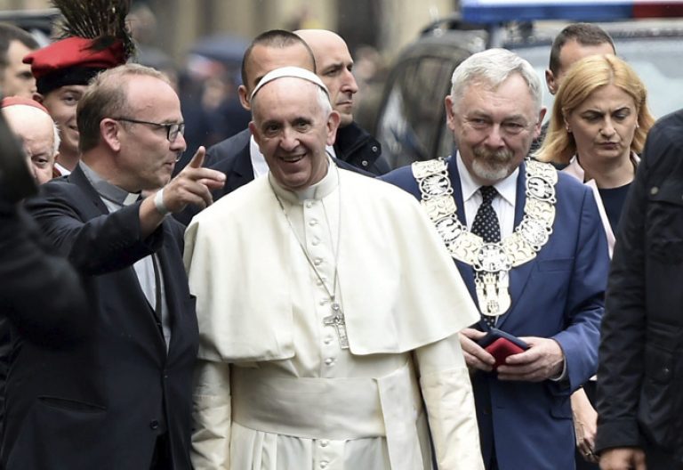 papa Francisco pasea por Cracovia después de recibir las llaves de la ciudad jueves 28 julio 2016