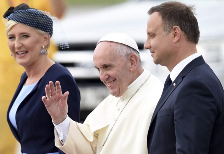 papa Francisco llega a Polonia JMJ Cracovia le recibe el presidente de la República Andrzej Duda y su mujer Agata Kornhauser 27 julio 2016