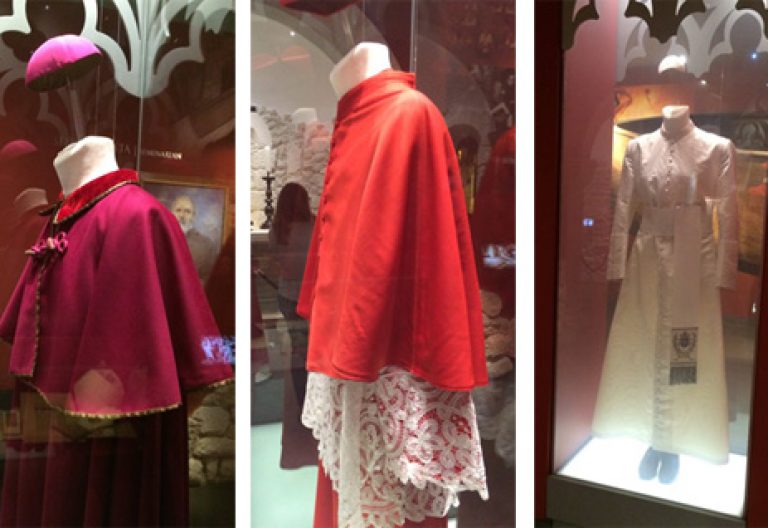 varias sotanas de san Juan Pablo II en el museo en su casa natal en Wadowice