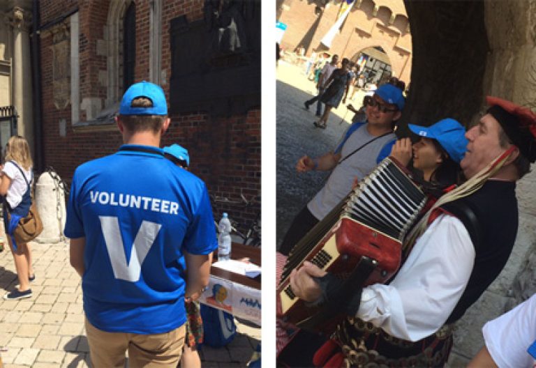 voluntarios en la JMJ Cracovia 2016 para ayudar a los peregrinos de otros países que llegan a la ciudad