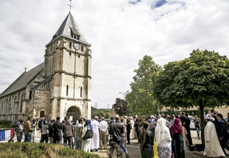 musulmanes y cristianos guardan un minuto de oración por el sacerdote francés Jaques Hamel asesinado por el ISIS en Normandía