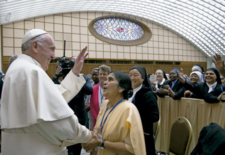 papa Francisco con religiosas miembros de la Unión Internacional de Superioras Generales UISG 12 mayo 2016