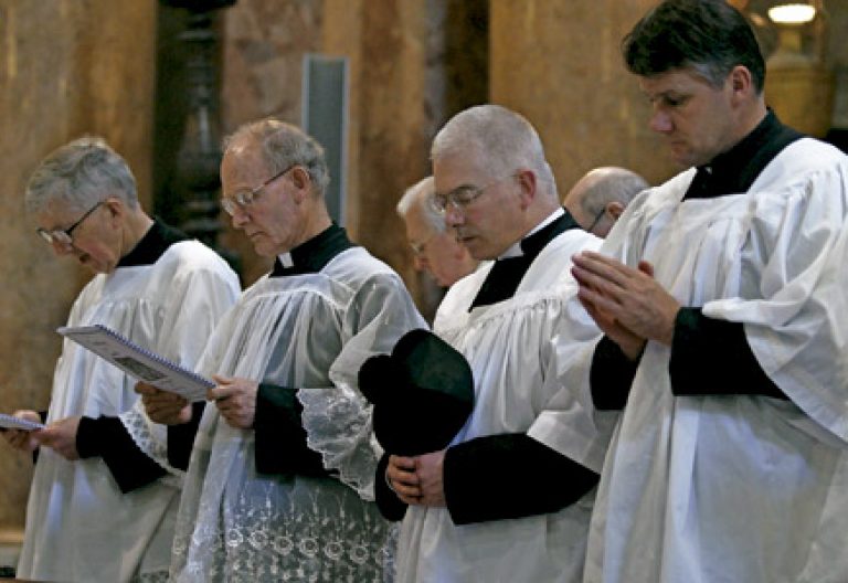 sacerdotes asisten a una misa celebrada por el rito extraordinario