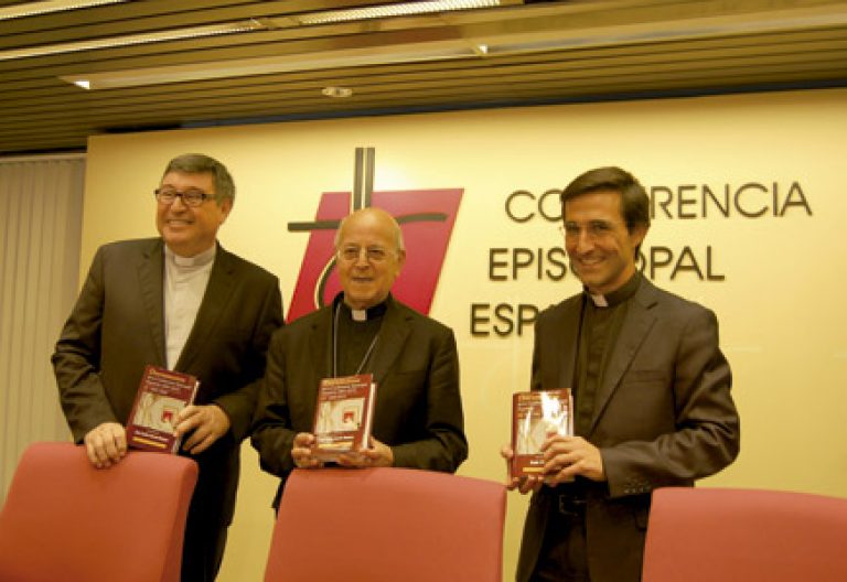 cardenal Ricardo Blázquez con Carlos Granados, director de la BAC, y Juan Carlos García Domene, editor de los dos volúmenes que recogen documentos de la CEE 2001-2015 14 septiembre 2016