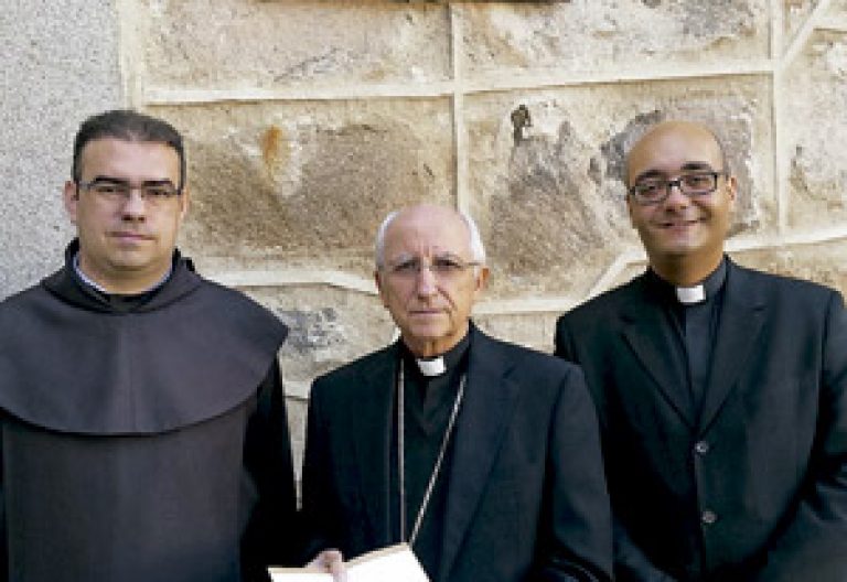 David Jiménez, prior del Convento de Santa Ana en Ávila, Jesús García Burillo obispo de Ávila y Jorge Zazo responsable diocesano del V Centenario de Santa Teresa