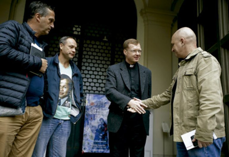 Hans Zollner, sacerdote presidente de la Comisión para la Protección de Menores, en una reunión con tres víctimas de abusos en marzo 2016