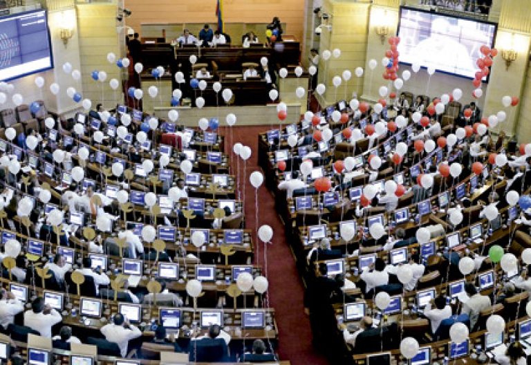 Congreso de Colombia autoriza al presidente Juan Manuel Santos a que convoque plebiscito popular para refrendar el acuerdo de paz firmado con las FARC agosto 2016