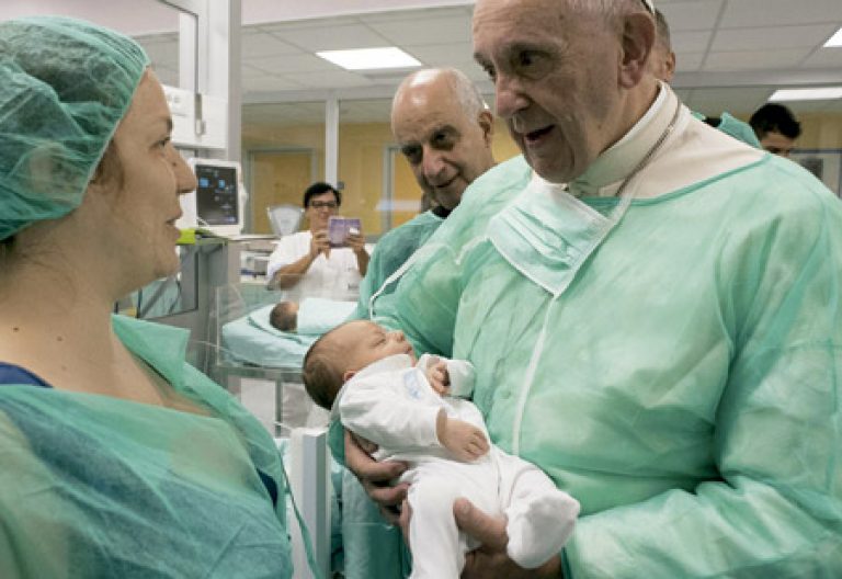 papa Francisco visita a bebés enfermos en un hospital Viernes de Misericordia 16 septiembre 2016