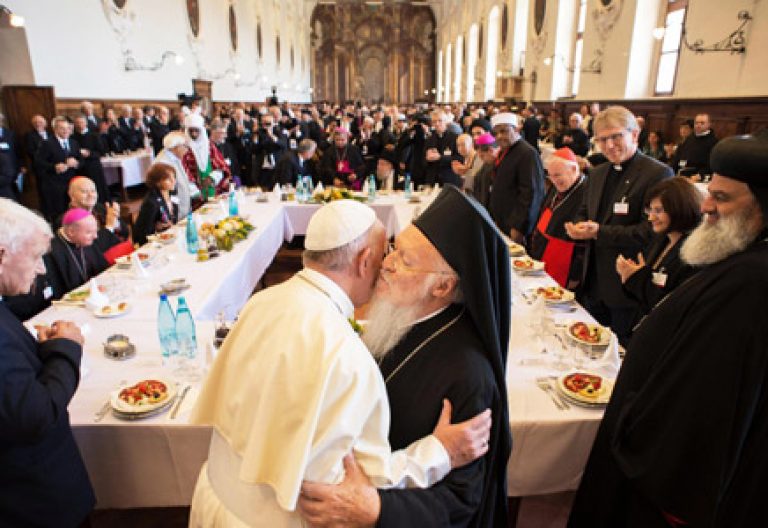 papa Francisco y Bartolomé I, patriarca ecuménico de Constantinopla, abrazo durante el almuerto del encuentro interreligioso en Asís Sed de Paz 20 septiembre 2016