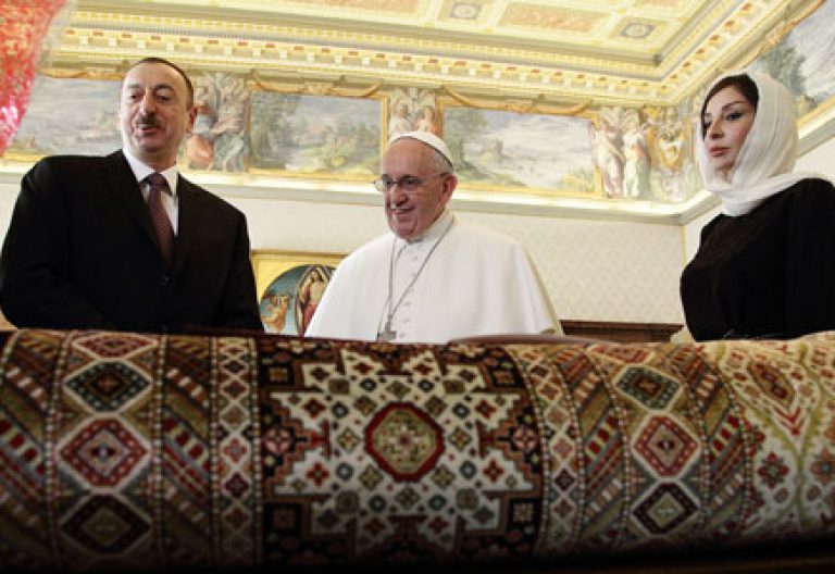papa Francisco recibe en audiencia a Ilham Aliyev, presidente de Azerbaiyán, 6 marzo 2015