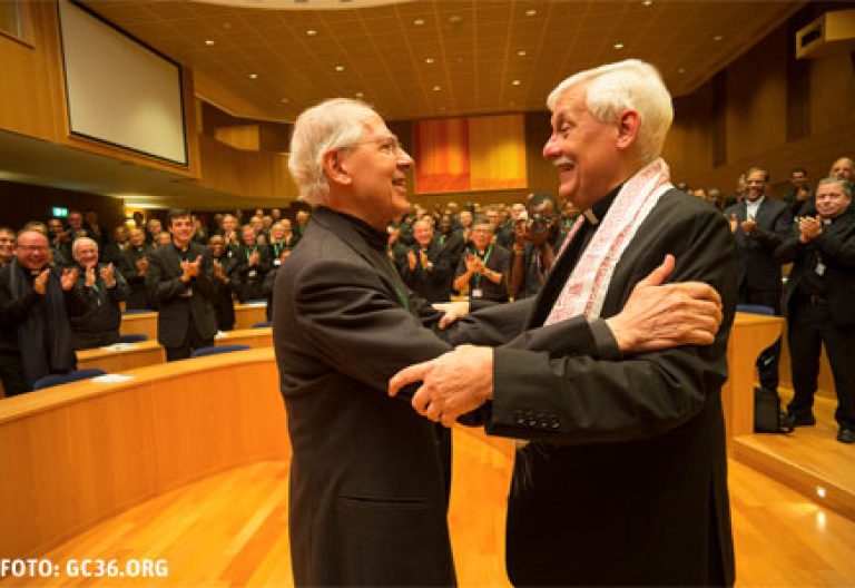 Arturo Sosa Abascal, nuevo superior general de los jesuitas, con el P. Adolfo Nicolás, al que