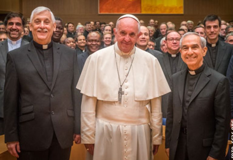 papa Francisco con Arturo Sosa visita la 36 congregación general de la Compañía de Jesús 24 octubre 2016