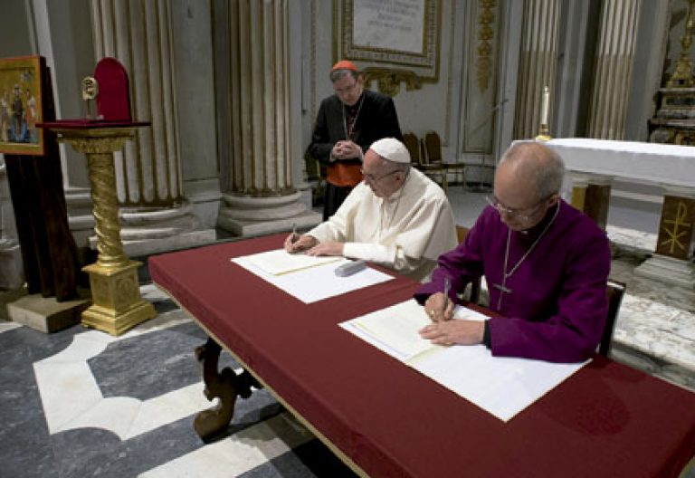 papa Francisco y Justin Welby, primado de la Iglesia anglicana, firman declaración conjunta Vaticano 5 octubre 2016