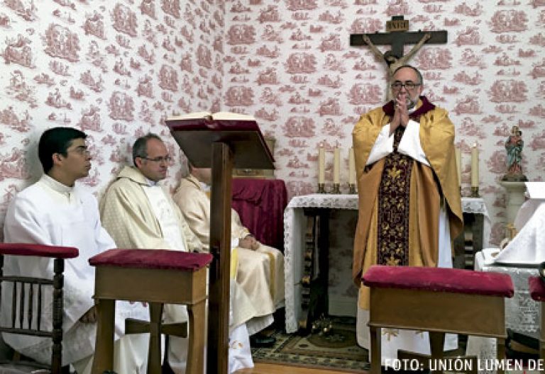 Jesús Sanz, arzobispo de Oviedo y comisario pontificio de Lumen Dei, celebra una eucaristía en Asturias con varios miembros