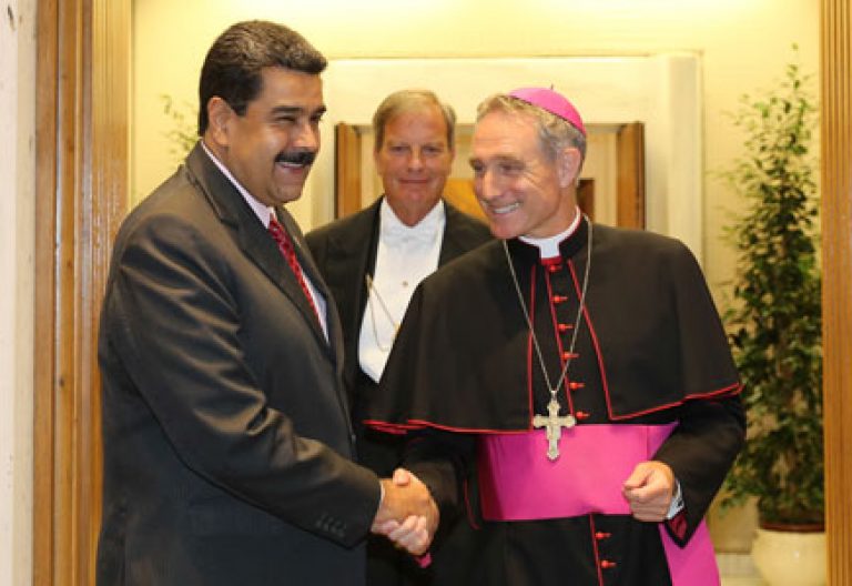 Nicolás Maduro, presidente de Venezuela, y Georg Ganswein, prefecto de la Casa Ponticia al llegar a audiencia privada con papa Francisco en el Vaticano 24 octubre 2016