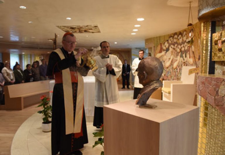 cardenal Pietro Parolin secretario de Estado vaticano bendice busto de Pablo VI en la sede de la Conferencia Episcopal Española 14 octubre 2016