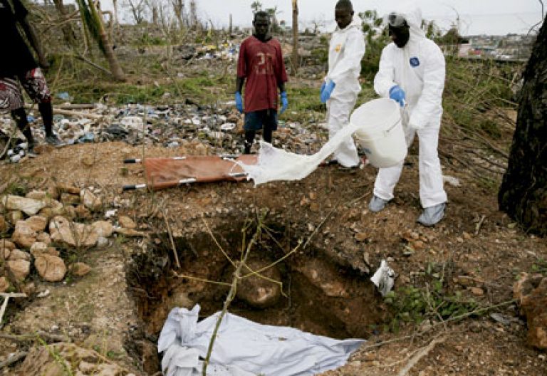 grupo de personas entierran a víctimas mortales del huracán Matthew en Haití octubre 2016