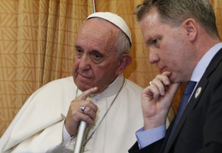 papa Francisco y Greg Burke, director de la Sala de Prensa vaticana, en la rueda de prensa en el avión papal de Azerbaiyán a Roma 2 octubre 2016