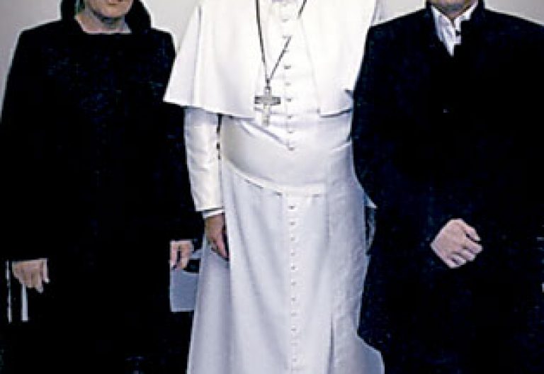 papa Francisco recibe a Diego Neria, transexual español, con su pareja