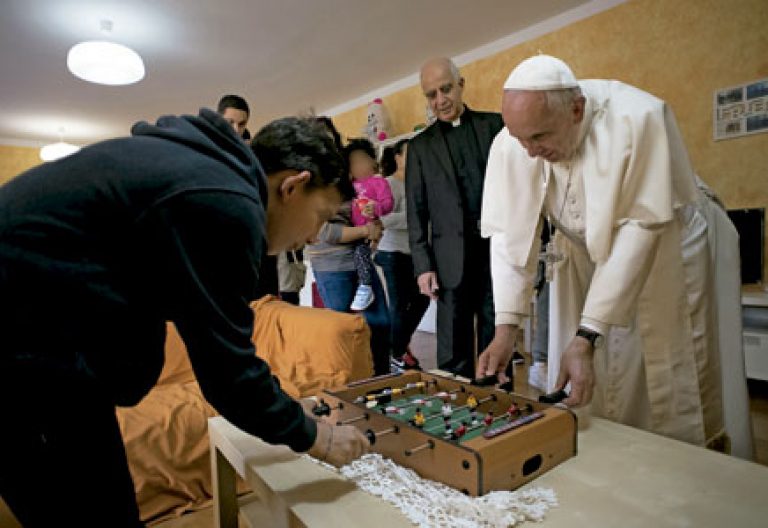 papa Francisco visita en Roma el Hogar SOS para niños en riesgo de exclusión
