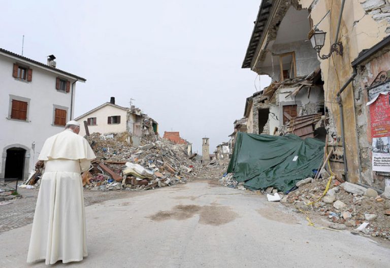 papa Francisco visita Amatrice 4 octubre 2016 localidad italiana devastada por un terremoto 24 agosto 2016