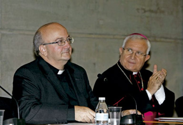 Francisco Simón Conesa, obispo electo de Menorca, con Jesús Murgui, obispo de Orihuela-Alicante, en la rueda de prensa de presentación tras su nombramiento octubre 2016