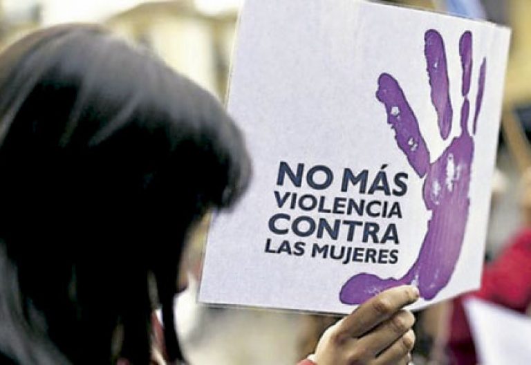 protesta de una mujer contra la violencia machista contra mujeres