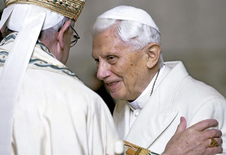 dos papas Francisco y Benedicto XVI
