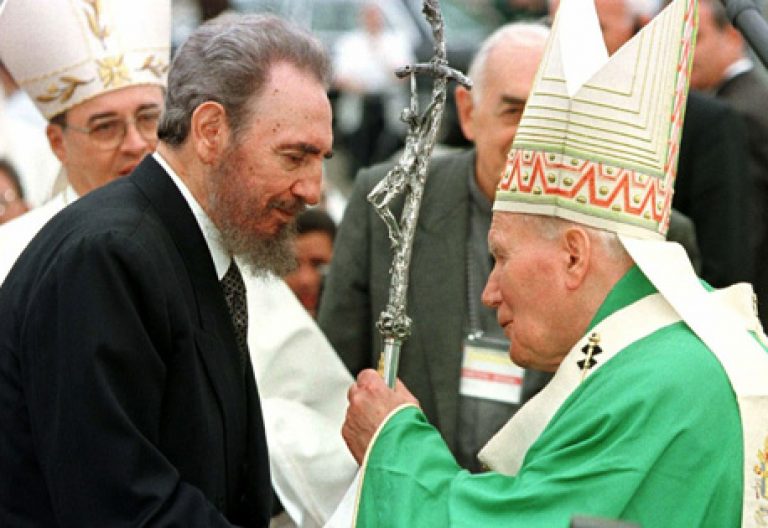 Fidel Castro asiste a la misa oficiada por Juan Pablo II en la Plaza de la Revolución de La Habana Cuba 25 enero 1998