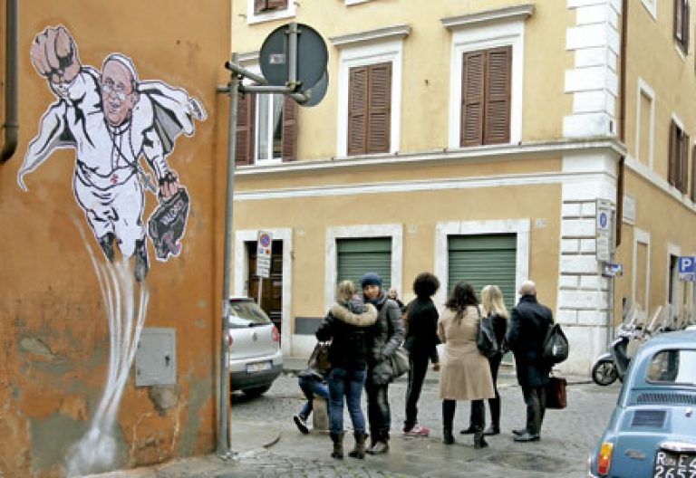 gratifi del papa Francisco como superpapa en Roma aparecido en enero 2014 y borrado hecho por Maupal