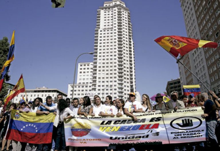 manifestación en Madrid de exiliados venezolanos en España, reclamando el revocatorio en Venezuela