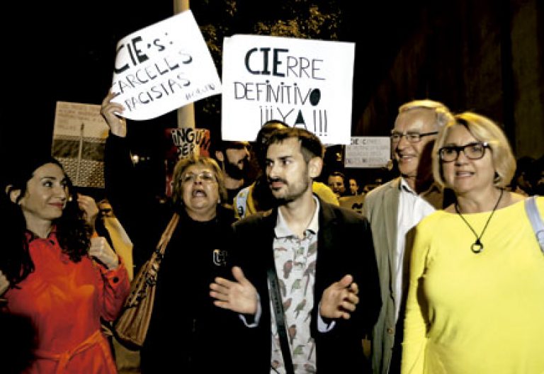 un grupo de gente protesta pidiendo el cierre del CIE de Valencia