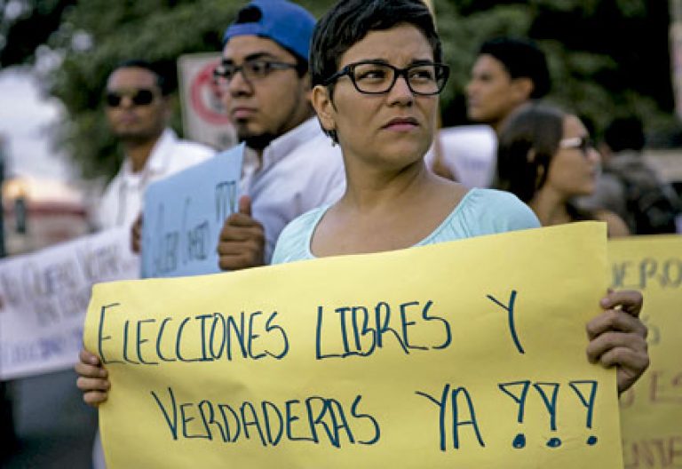 una mujer en Managua durante una concentración para pedir elecciones libres en Nicaragua noviembre 2016