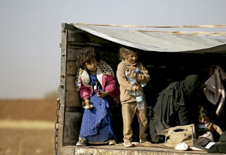 niños y familias iraquíes refugiados huyen de Mosul de ataques del Estado Islámico