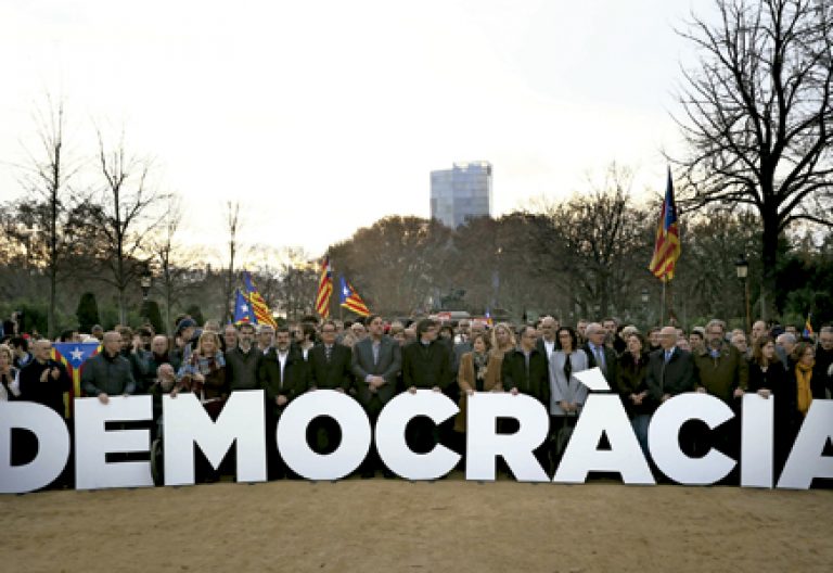 acto de apoyo el 16 diciembre a Carme Forcadell presidenta del Parlament de Cataluña al declarar ante el Tribunal Constitucional por desobediencia