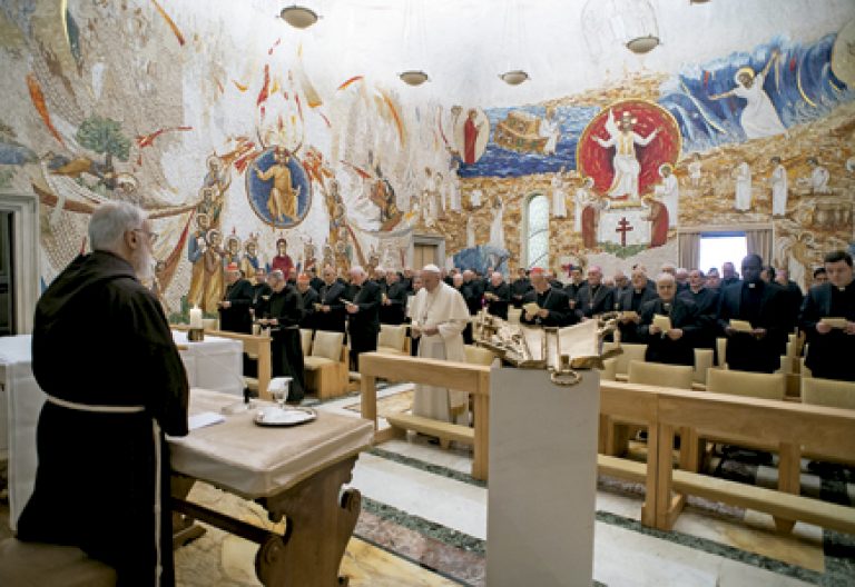 papa Francisco con la Curia en los ejercicios espirituales de Adviento 2016 dirigidos por el P. Raniero Cantalamessa