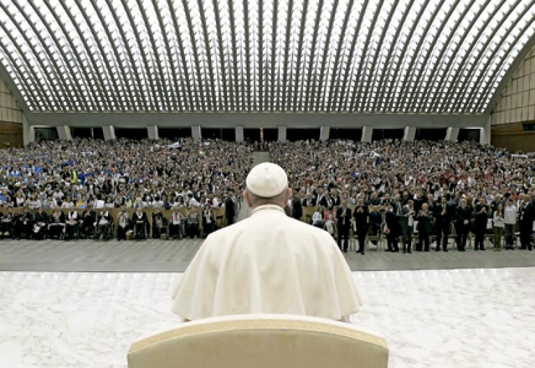 papa Francisco en un encuentro con miles de jóvenes comprometidos en el Servicio Social Italiano, en el Aula Pablo VI 29 noviembre 2016